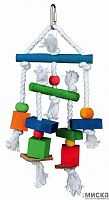 Разноцветная деревянная. игрушка для птиц Trixie Wooden Toy с верев и кусочк натур. кожи, длина игрушки 24 см